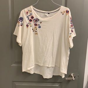 GENTLY WORN - Flowy embroidered top.
